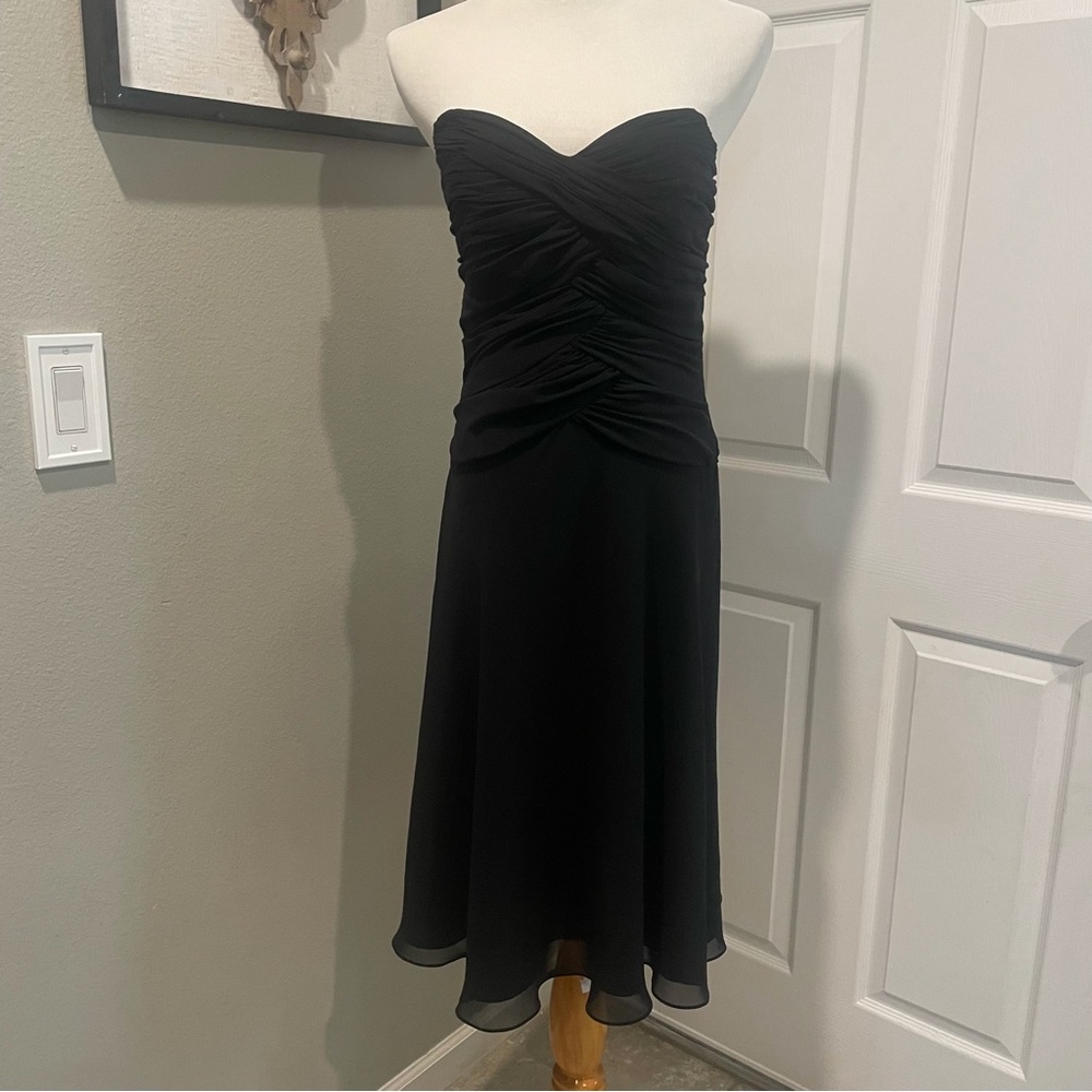 White House Black House Black Strapless Sweetheart Size 12 Mid Length ￼